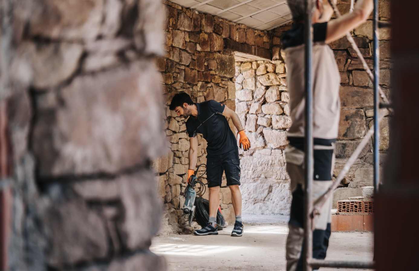 1975 Precisamente, en el año 1975 se produjo un punto de inflexión,    cuando la compañia lanzó al mercado una gama de impermeables,  dedicados a la náutica deportiva bajo la marca ISSA.